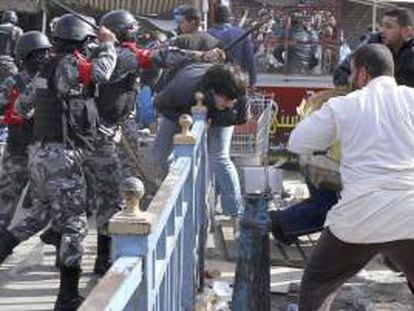 Policía antidisturbios de Jordania pega a un manifestante que participaba en una protesta en contra de la subida del precio del petróleo en Amán, Jordania ayer 16 de noviembre de 2012.
