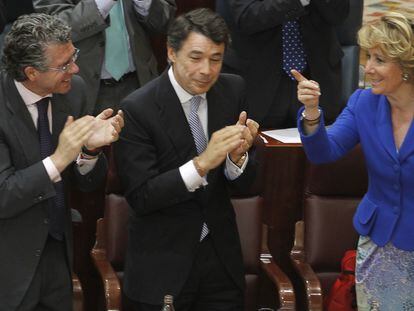 Esperanza Aguirre, aplaudida por Ignacio González y Francisco Granados, en un pleno de la Asamblea madrileña, en 2011.
