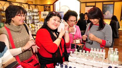Turistas asiáticas en una tienda de cosmética en Madrid