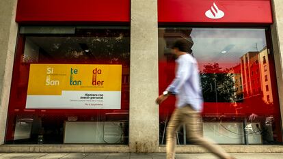 Una persona pasa ante el anuncio de una hipoteca en una sucursal de Madrid, el pasado junio.