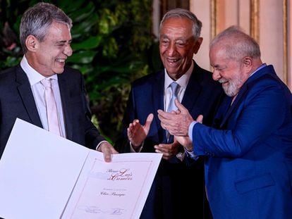 Marcelo Rebelo de Sousa y Lula da Silva aplauden a Chico Buarque, tras recibir este lunes el diploma del Premio Camoes, en el palacio de Queluz, en Sintra.