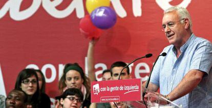 El coordinador general de Izquierda Unida, Cayo Lara, en el mitin central de Esquerra Unida en el polideportivo de El Cabanyal en Valencia.