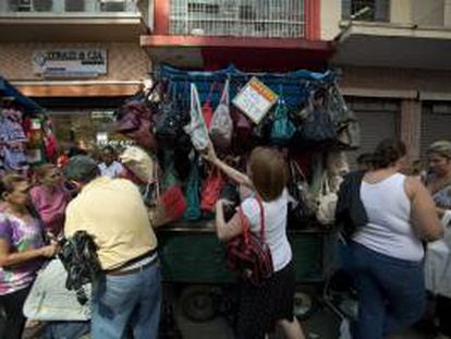 Un grupo de personas realizan compras en el centro de la ciudad de Sao Paulo (Brasil).