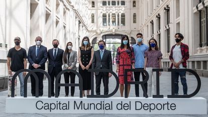 El alcalde de Madrid, José Luis Martínez-Almeida (el quinto por la derecha), y la vicealcaldesa, Begoña Villacís (la cuarta por la derecha), posan para una foto de familia con los embajadores de la candidatura de Madrid a Capital Mundial del Deporte 2022.