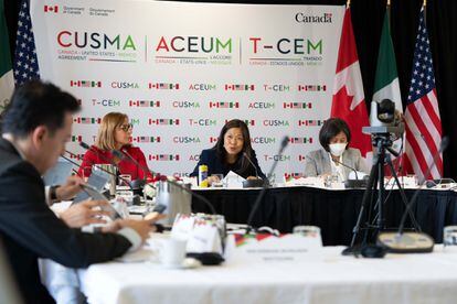 La secretaria de Economía de México, Tatiana Clouthier, la ministra de Comercio Internacional de Canadá, Mary Ng, y la representante de Comercio de Estados Unidos, Katherine Tai, durante el primer día de reunión en Vacouver, Canadá.