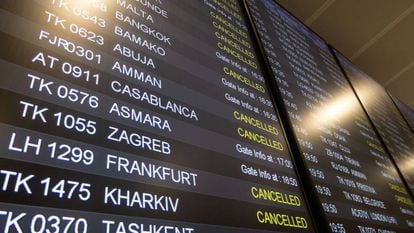 Panel informativo con vuelos cancelados en el aeropuerto de Estambul el pasado 21 de marzo de 2020, unos días después de estallar la crisis mundial del coronavirus