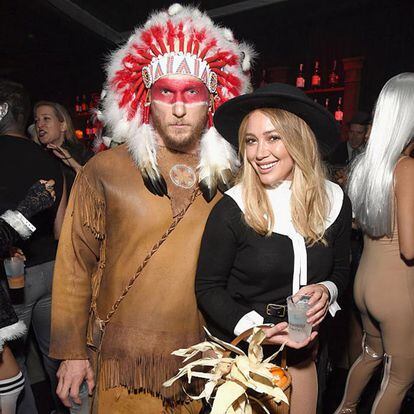 También la ha liado Hillary Duff este mismo Halloween al dsifrazarse de peregrina sexy y su pareja, Jason Walsh, de nativo indio en la fiesta del tequila Casamigos. Internet se ha vuelto loco y ha criticado duramente la falta de respeto de la artista.