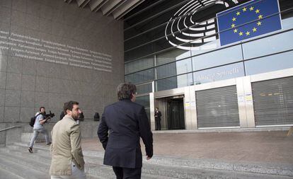 Carles Puigdemont i Toni Comín, a les portes de l'Eurocambra, diumenge.