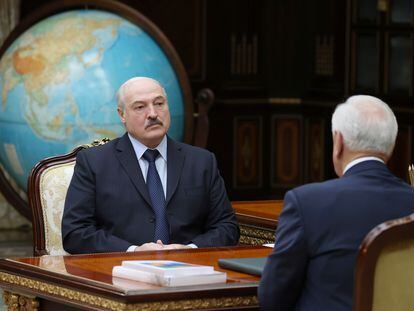 Lukashenko (de frente) en una reunión con el presidente del foro económico de Eurasia, Mijaíl Myasnikovich, en lunes en Minsk.