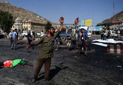 Un home crida demanant ajuda per socórrer a les víctimes de l'atemptat a Kabul.