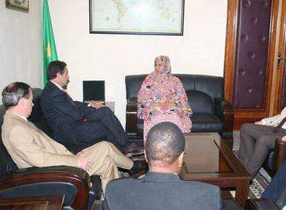 El embajador Alonso Dezcallar y Josep Puxeu, ambos a la izquierda, con la ministra mauritana de Exteriores.