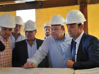 El excalcalde Arcos, José Luis Núñez (segundo por la derecha) y su socio en el gobierno, Manuel Erdozain (primero por la derecha), durante una visita a una obra con miembros de la Diputación de Cádiz en octubre de 2013.