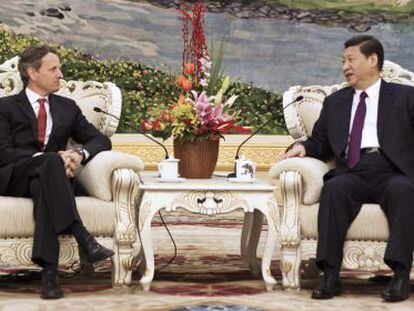 El secretario del Tesoro de EE UU, Timothy Geithner (i), se re&uacute;ne con el vicepresidente chino, Xi Jinping (d), hoy en Pek&iacute;n, para analizar con los l&iacute;deres chinos la situaci&oacute;n de la econom&iacute;a global y la situaci&oacute;n de Ir&aacute;n.