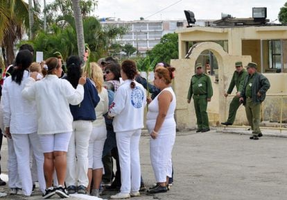 Las disidentes Damas de Blanco reclaman la libertad de los presos políticos con una protesta pacífica en la entrada de la prisión Combinado del Este, en La Habana