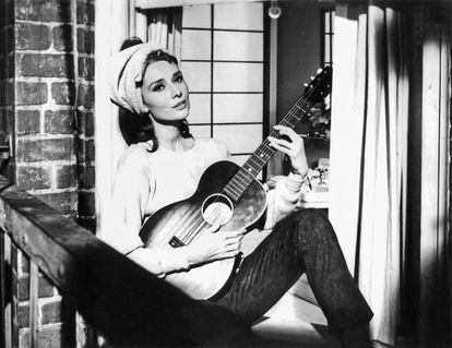 Audrey Hepbrun, en la escena de 'Desayuno con diamantes' en la que canta 'Moon River' en la ventana de su apartamento.