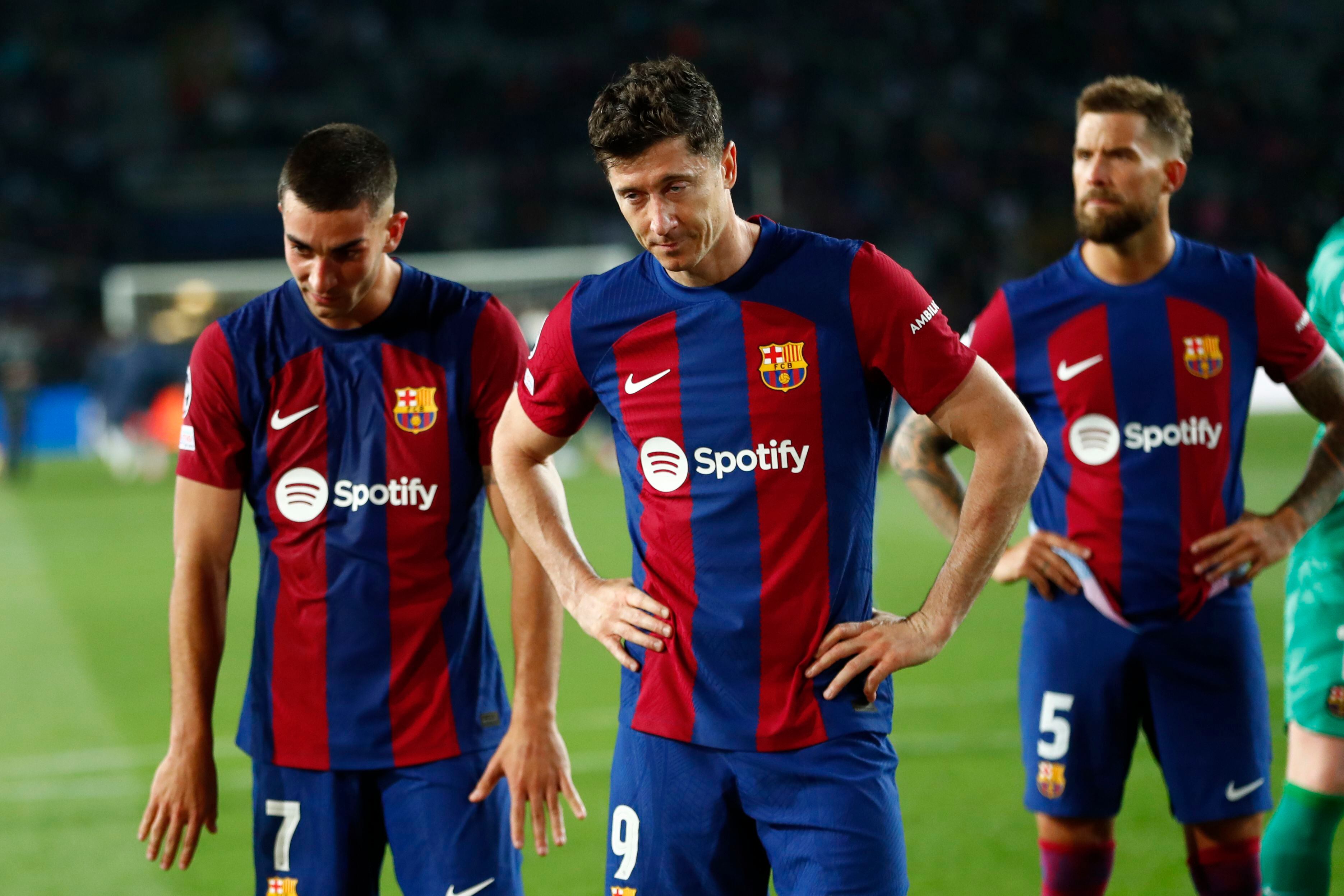 Ferrán Torres, Robert Lewandowski e Íñigo Martínez tras quedar apeados de la Champions League.