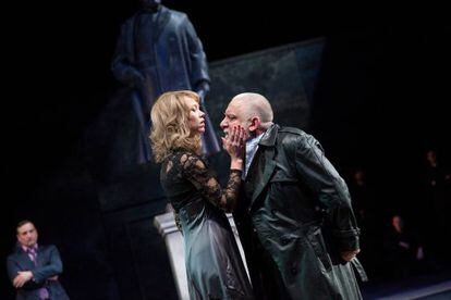 Simon Russell Beale (derecha), en la nueva producción de Sam Mendes de 'El Rey Lear' para el National Theatre de Londres.