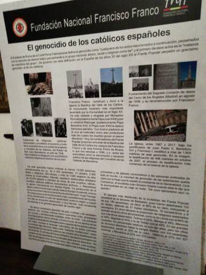 Panel de la Fundación Franco en la capilla de las Torres de Meirás.