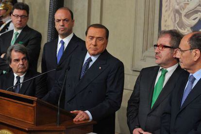 Berlusconi se dirige a los medios tras su reuni&oacute;n con Napolitano.