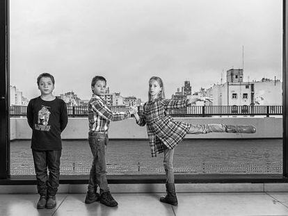 Alejandro, Anibal y Laura Rauber, 10 años. Nacieron prematuros tras un tratamiento de fertilización asistida y en una maternidad tardía. Los dos últimos son bailarines en la escuela del teatro Colón de Buenos Aires. El primero, actor.