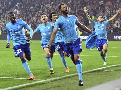 Alegría de los jugadores del Marsella tras el gol de Rolando.