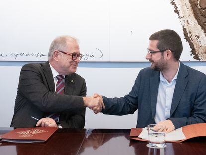 El teniente de alcalde de Economía del Ayuntamiento de Barcelona, Jordi Valls, y el concejal de ERC, Jordi Castellana, este lunes.