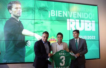 Rubi, con el secretario técnico Alexis Trujillo y el presidente Ángel Haro. 