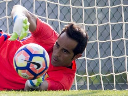 Claudio Bravo, en un entrenamiento