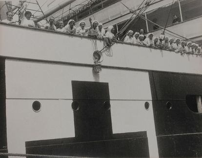 Un grupo de enfermeras de la Cruz Roja saludan desde el barco hospital Marqués de Comillas antes de partir hacia Mallorca. Dos de ellas serían capturadas en la isla por tropas nacionales, violadas, torturadas y asesinadas (VEGAP /CDMH).