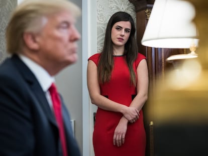 Madeleine Westerhout mira al presidente Donald Trump durante una intervención desde el despacho oval de la Casa Blanca, el 2 de febrero de 2018.