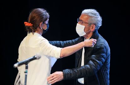 Ingrid Betancourt, quien estuvo secuestrada por las FARC, abraza al padre Francisco de Roux durante un acto de la Comisión de la Verdad el pasado junio.