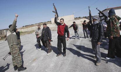 Rebeldes sirios durante ejercicios de entrenamiento con armas en las afueras de Idlib hoy.