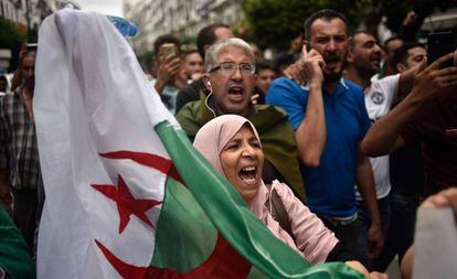 Una manifestante alza una bandera nacional durante la protesta de este viernes en Argel. 