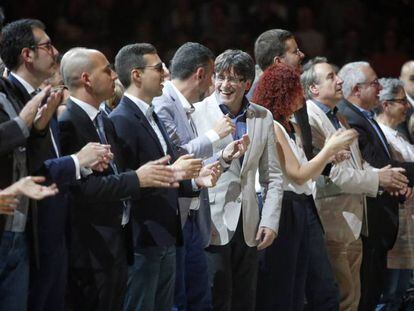 El presidente de la Generalitat, Carles Puigdemont, en el centro, participa al encuentro de Coros Infantiles de Cataluña en el Palau Sant Jordi de Barcelona. Vídeo: Puigdemont visita Madrid.
