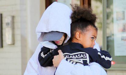 Kim Kardashian, con su hija, en Nueva York un d&iacute;a despu&eacute;s del robo sufrido en Par&iacute;s.