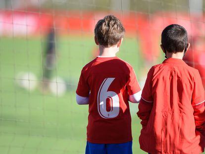 Dos niños en la Escuela de Fútbol de Mareo, la cantera del Real Sporting.
