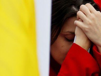 Colombianos reaccionan tras escuchar los resultados del plebiscito.