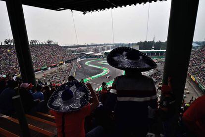 Un par de aficionados, durante el GP de México.