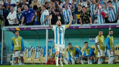 Lionel Messi celebra un gol en penales contra Países Bajos en el mundial de Qatar 2022.