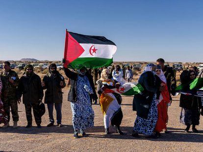 Miembros de la comunidad saharaui que viven en territorio marroquí asisten a una muestra de maniobras militares de la República Árabe Saharaui Democrática en Mehaires.