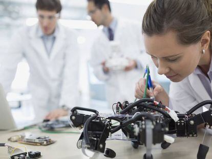 Una joven trabaja en la fabricación de un robot.