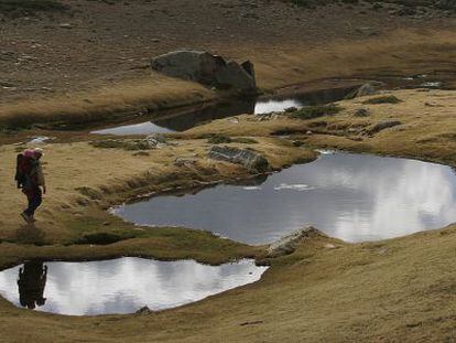 Un senderista en la Sierra de Guadarrama.