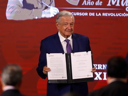 El presidente de México, Andrés Manuel López Obrador, posa tras firmar el plan antiinflación en el Palacio Nacional, en Ciudad de México, el 3 de octubre de 2022.