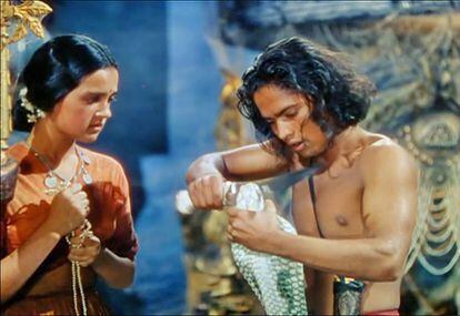 Mowgli con la cobra blanca, en la película 'El libro de la selva'.