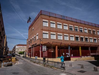 La fachada del colegio público Francisco de Goya, en el barrio de Puerta del Ángel (Madrid), el 24 de abril.