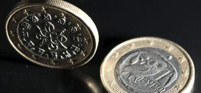 Una imagen muestra dos monedas de euro.