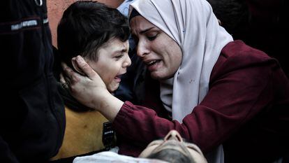 Familiares del palestino Abdel Aziz Al-Rantisi, asesinado tras la reanudación de los ataques aéreos israelíes en el sur de la Franja de Gaza, lloran durante el funeral, en un hospital de Jan Yunis.