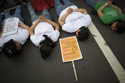 Manifestaci&oacute;n por la despenalizaci&oacute;n del aborto en El Salvador. / Efe