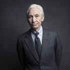 Charlie Watts de los Rolling Stones posó para un retrato el 14 de noviembre de 2016 en Nueva York. El publicista de Watts, Bernard Doherty, dijo que Watts murió pacíficamente en un hospital de Londres rodeado por su familia el martes 24 de agosto de 2021. Tiene 80 años.