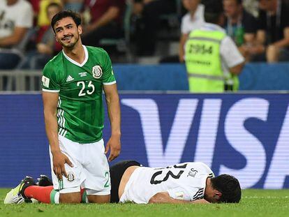 Alanís durante un partido con la selección de México.